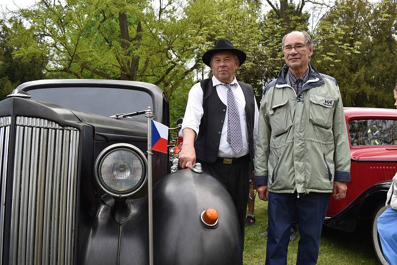 Vezl ministra, Baťu, poutníky i svatebčany. V Holáskách to byl legendární vůz, říká majitel veteránu značky Packard František Kundera. Na snímku vlevo s bratrem Josefem.