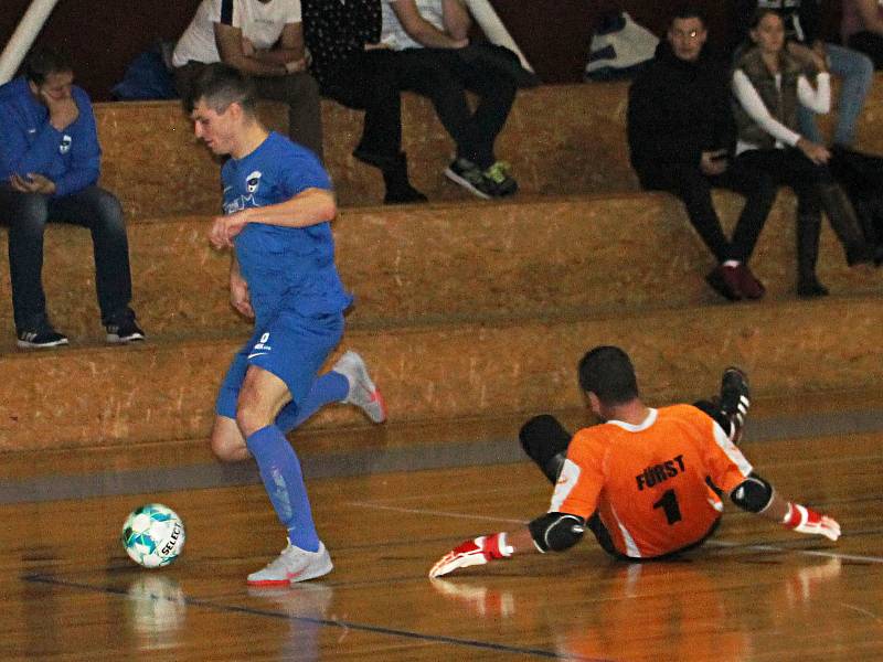 V okresním derby jihomoravské divize futsalistů se prosadil favorizovaný FC Kloboučky (modré dresy). Vyškovský tým Brikety-pelety porazil 9:4