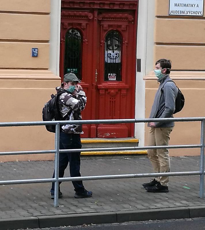 Do základních škola chodili na konzultace dosud jen žáci devátých ročníků. V pondělí se k nim přidává část dětí z prvního stupně.