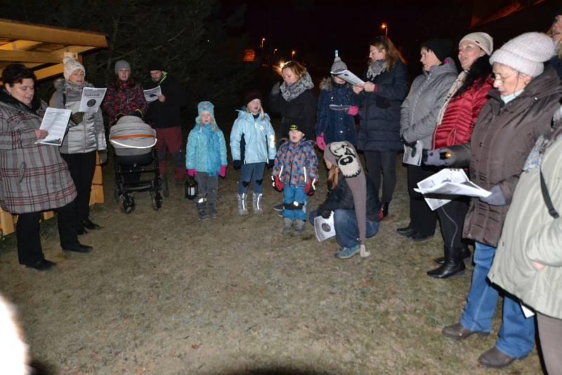 Koledy se zpívaly i v obci Krásensko. Na náves se tu k vánočnímu stromečku se sešlo asi čtyřicet lidí.