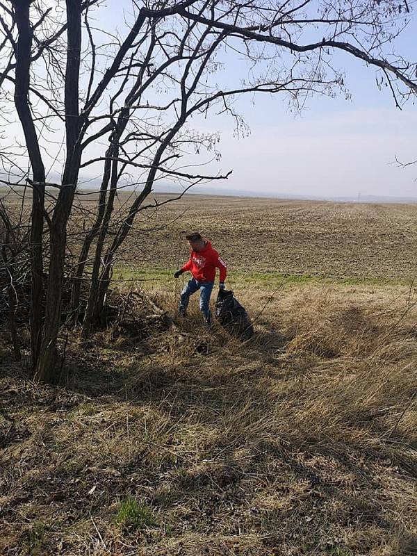 Do úklidu Slavkova se zapojila více než stovka lidí.