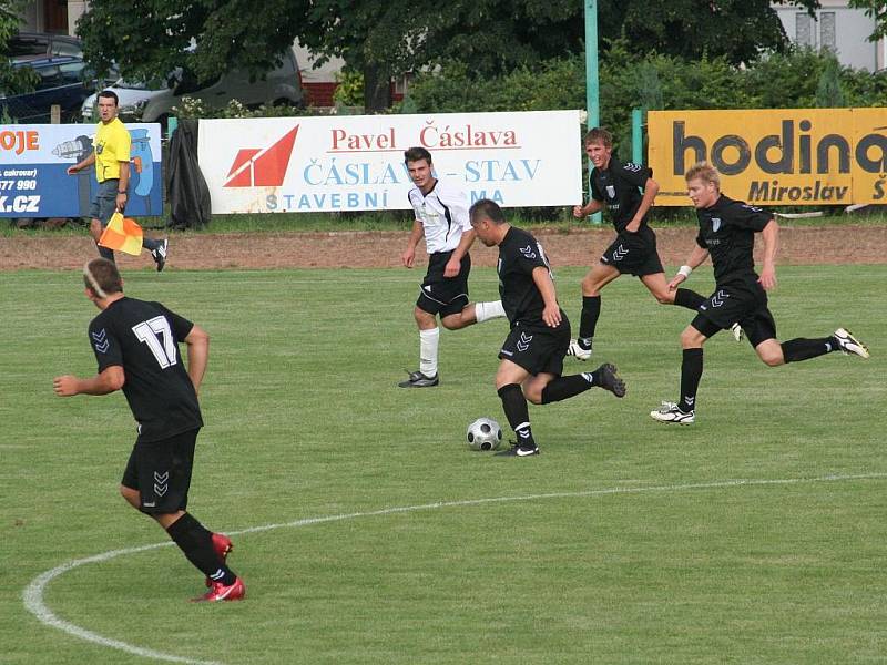 Slavkovskému mužstvu chyběla v prvním kole nové sezony řada hráčů. Nechyběla však jedna z velkých opor, kapitán Zdeněk Hráček. Výkony jak domácích tak i Vacenovic (v bílém) však nepřinesly jedinou branku. 