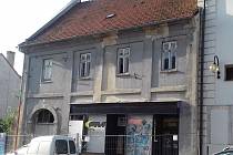 Měšťanský dům ve Slavkově u Brna je dlouhodobě ve špatném stavu. Do budovy zatéká a na stěnách jsou viditelné trhliny.