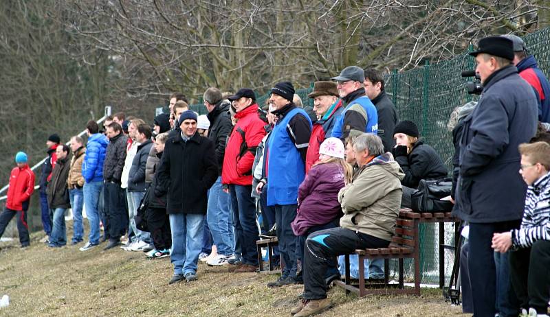 Vyškovští fotbalisté rozrazili dveře divizního jara opravdu důrazně. V osobních soubojích včetně tohoto měli nad pelhřimovským sokem navrch. A z toho pramenily góly.