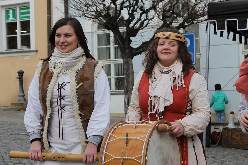 Mikulovské Náměstí ožilo pouličním rejem s jarmarkem.