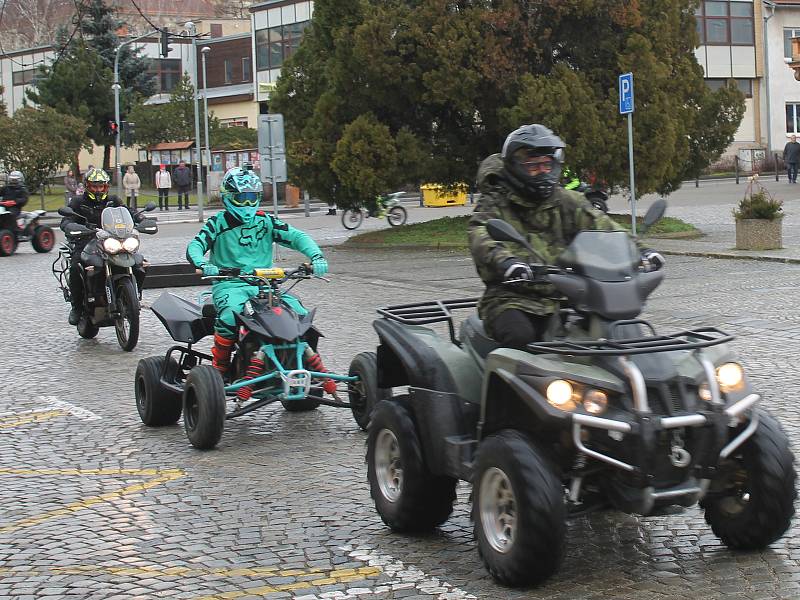 Na náměstí v Bučovicích se sešli členové Motoklubu Vícemilice, aby lidem zpříjemnili poslední den roku.