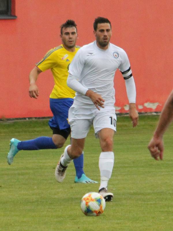 V přípravném utkání na hřišti v Křižanovicích u Bučovic porazili fotbalisté Vyškova (bílé dresy) Velkou Bíteš 8:1.