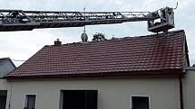 V Hlubočanech zasahovali hasiči při požáru střechy rodinného domu.