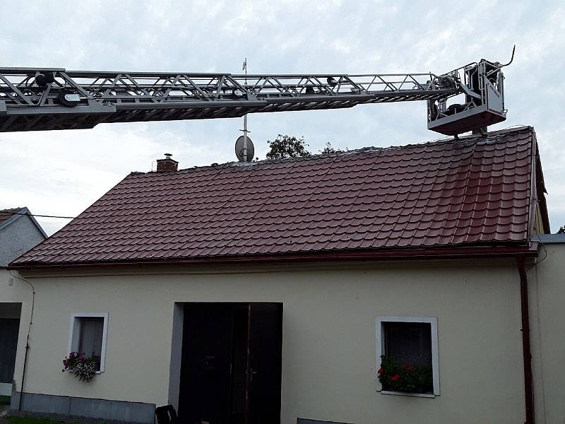 V Hlubočanech zasahovali hasiči při požáru střechy rodinného domu.