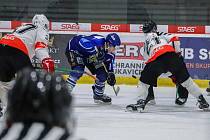 V posledním loňském utkání II. ligy hokejisté Vyškova (bílé dresy) porazili Velké Meziříčí 3:2.