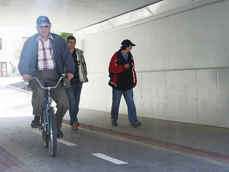 Od středy mohou chodci i cyklisté ve Vyškově znovu využívat podchod pod vyškovským průtahem. Jeho rozsáhlá rekonstrukce i úpravy okolí jsou téměř u konce. O víc než dva měsíce dřív.