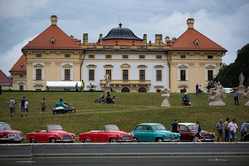 Stovky nablýskaných starých vozů a motocyklů mohli vidět návštěvníci ve slavkovském parku.