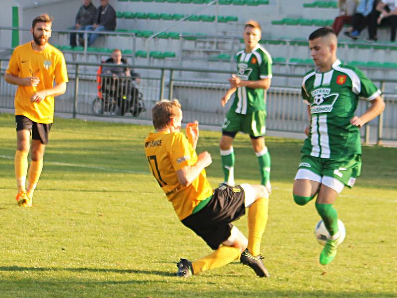 V utkání krajského přeboru fotbalistů porazil Tatran Rousínov (zelené dresy) FK Mutěnice 4:1.