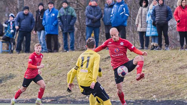 Fotbalisté Vyškova (červené dresy) porazili v posledním zimním přípravném utkání Slovan Rosice 2:0.