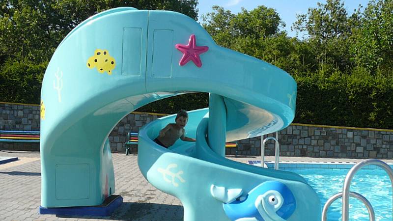 V posledních třech letech mířily investice zejména do vybavení koupaliště dětskými atrakcemi. V malých bazénech je minitobogán, klouzačka a chrlič.  Foto: ARCHIV MĚSTA SLAVKOV