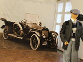Historické automapy, dobový servis a třeba také Tatru 11 z roku 1926 můžou obdivovat návštěvníci výstavy Zámek s vůní benzínu v Muzeu Vyškovska.