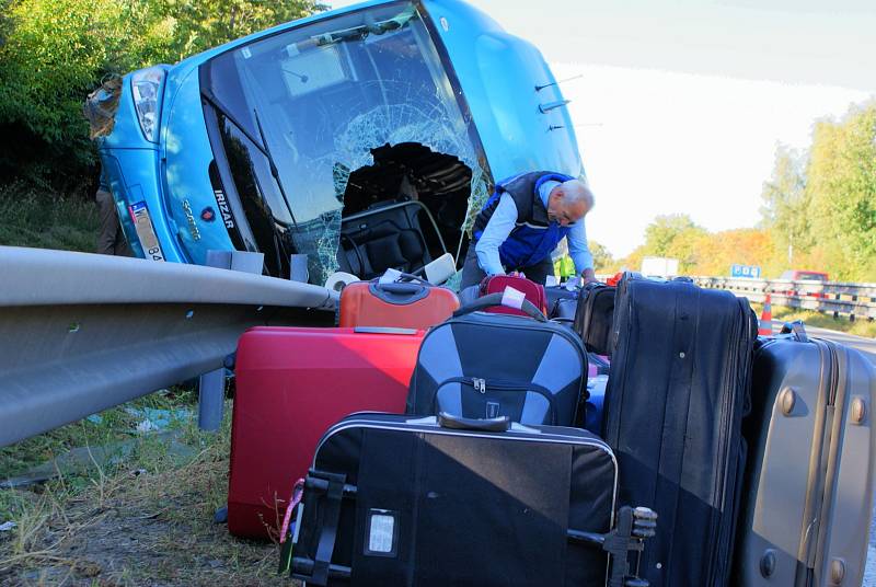 Při havárii polského autobusu nedaleko Drysic se zranilo 13 lidí.