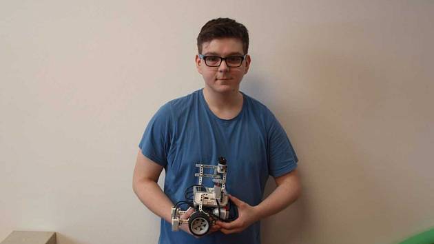 Nadaný školák se přihlásil do kroužku, kde staví roboty z programovatelné stavebnice lego.