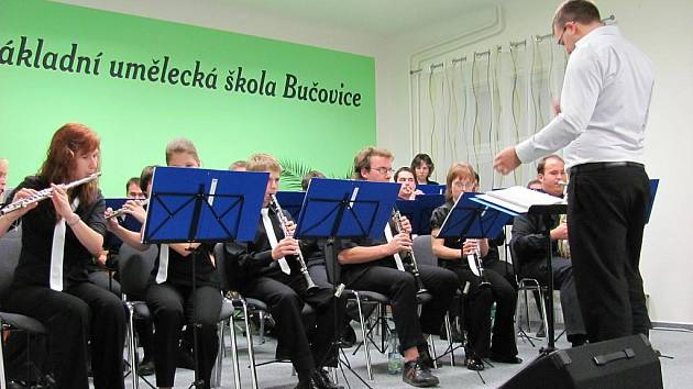 Mladý orchestr dal slovu dechovka nový rozměr. Swing, ragtime a další svižné taneční styly, tak potěšily v sobotu večer bučovické diváky.