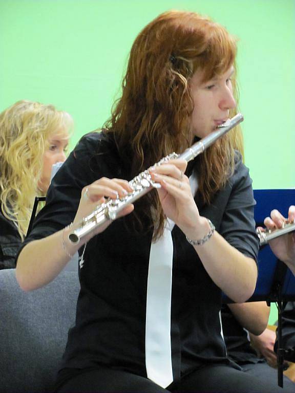 Mladý orchestr dal slovu dechovka nový rozměr. Swing, ragtime a další svižné taneční styly, tak potěšily v sobotu večer bučovické diváky.