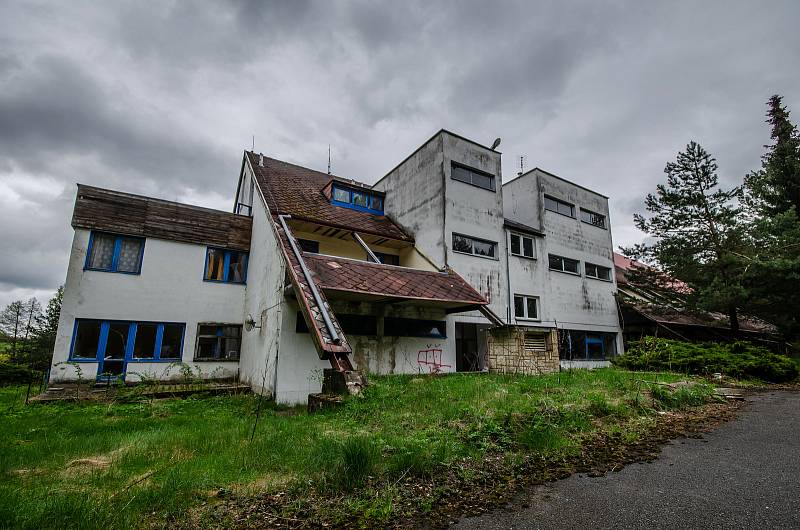 Dříve turisty vyhledávaný hotel zůstal opuštěný.