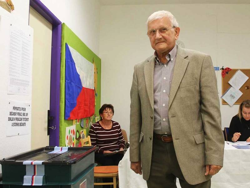 Ve vyškovských Dědicích odvolil v pátek odpoledne v mateřské škole vyškovský opoziční zastupitel Jan Procházka (KSČM).
