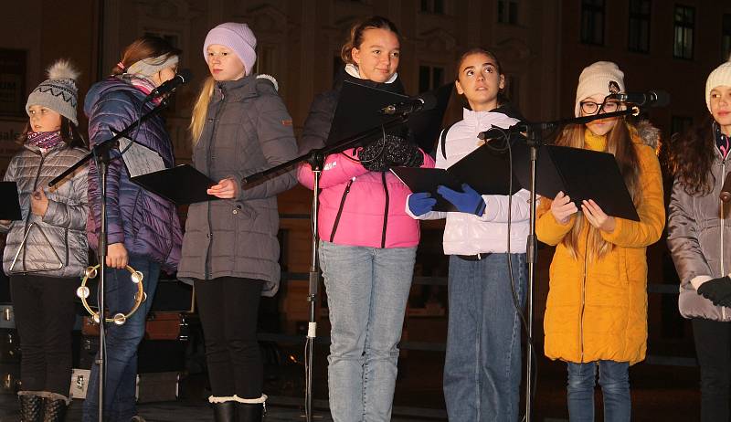 Vyškované si zazpívali koledy na Masarykově náměstí s dětmi ze Základní umělecké školy Vyškov.