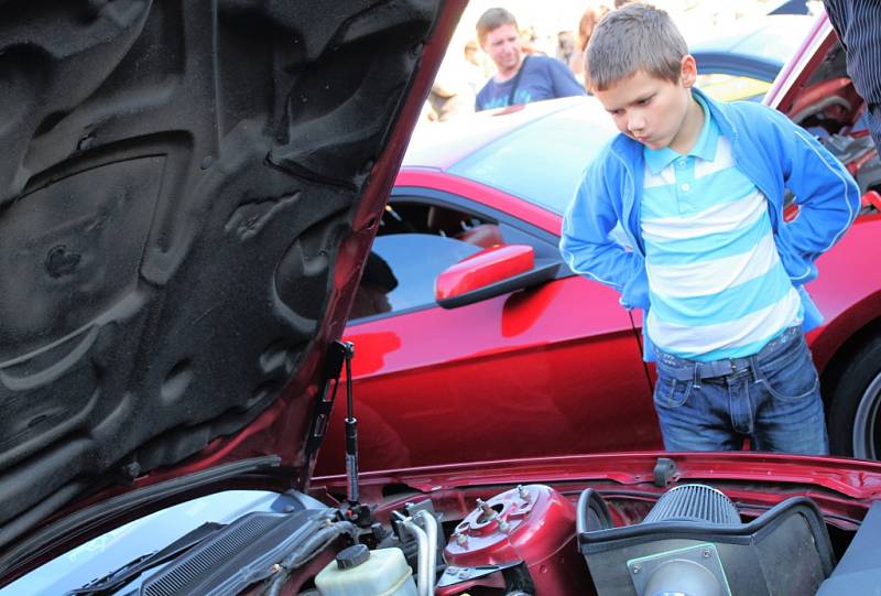 Mustangy se za oceánem začaly vyrábět v šedesátých letech. Amerika si je zamilovala. Vyškované v neděli na náměstí zřejmě také.