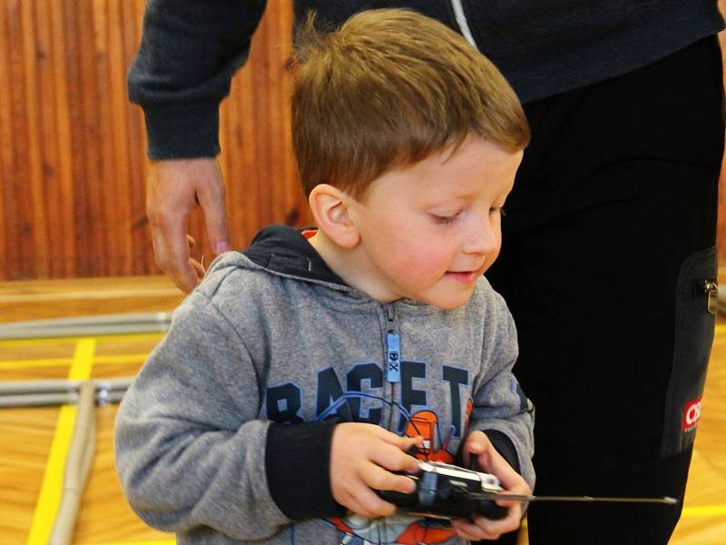 Propadnout autům řízeným rádiovým signálem, často znamená počítat i s vyššími výdaji. V Letonické Orlovně však šlo hlavně o zábavu.