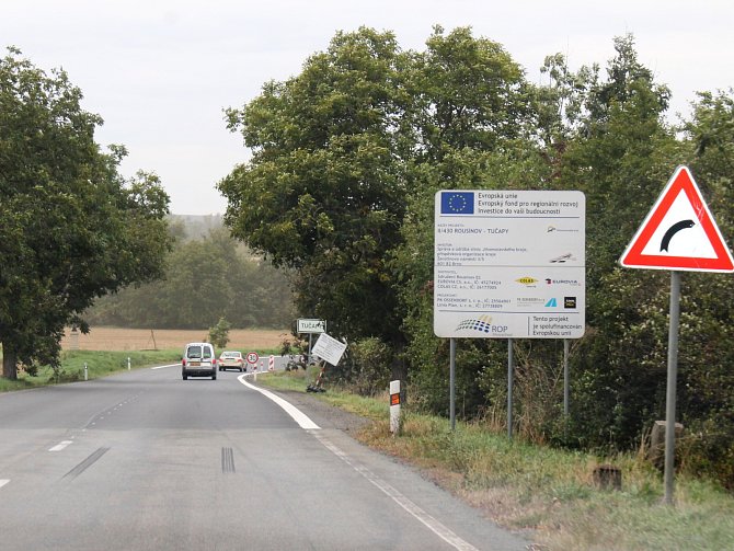 Silnice II/430 má první etapu rekonstrukce za sebou, po vjezdové bráně na začátku Tučap, která měla usměrňovat rychlost aut rozjetých z kopce ve směru od Vyškova, ale není ani památky.