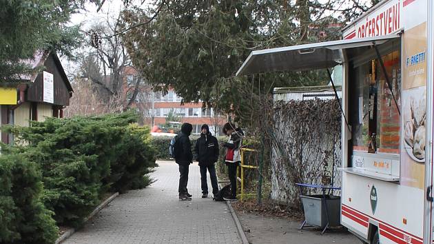 Vysedávají na lavičkách, pokuřují, popíjejí alkohol. Ve vyškovských Smetanových sadech, u autobusového nádraží i jinde. Strážníci do míst pravidelně chodí.