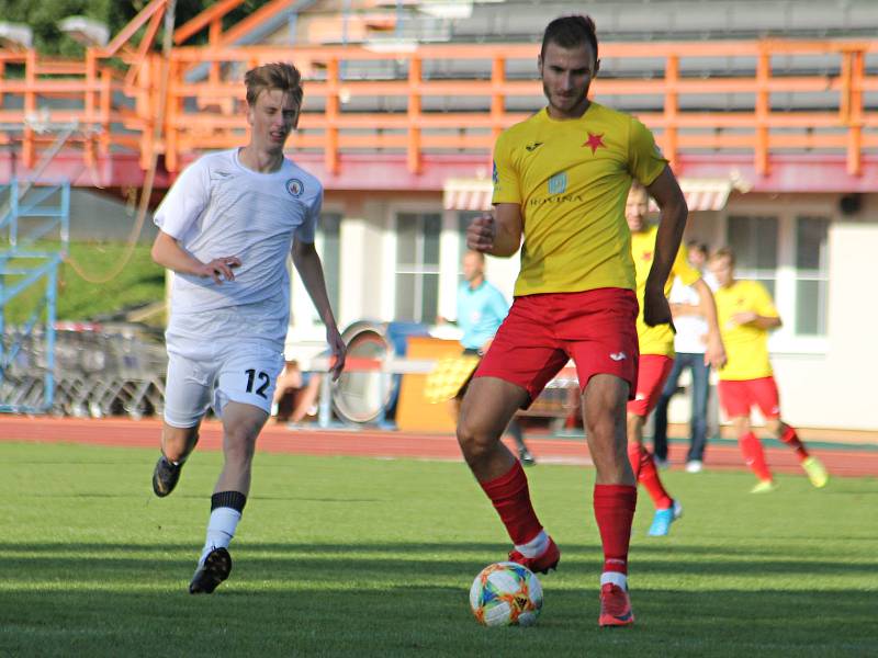 V malém derby Moravskoslezské fotbalové ligy MFK Vyškov (bílé dresy) - SK Hanácká Slavia Kroměříž zaslouženě zvítězili hosté 2:0.