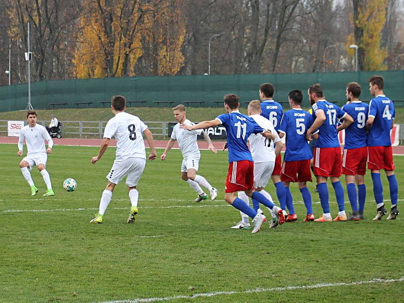 V posledním podzimním kole Moravskoslezské ligy fotbalisté MFK Vyškov (bílé dresy) porazili TJ Valašské Meziříčí 4:1.