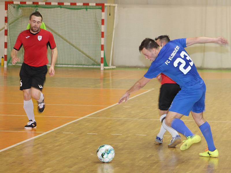 V divizní skupině E hostil poslední Nasan Brno (červené dresy)  lídra tabulky FC Kloboučky. Favorizovaní hosté vyhráli 6:3.