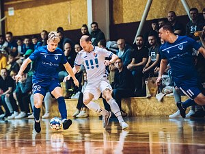 Futsalistům Amoru (modré dresy) se nedaří, doma prohráli s Baníkem Ostrava 3:5.