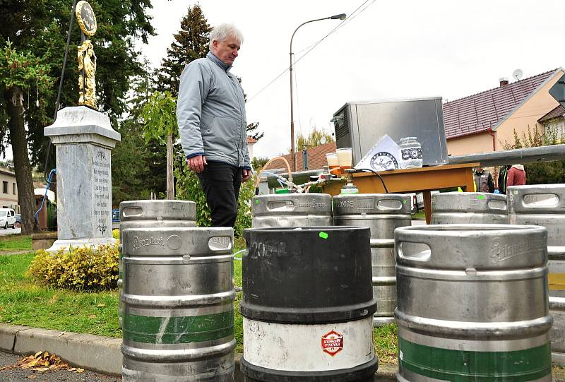 S humorem se Vítovičtí hospodští vyrovnali se zavřenou hospodou. Pivo vylili do potoka, ale přitom pobavili štamgasty.