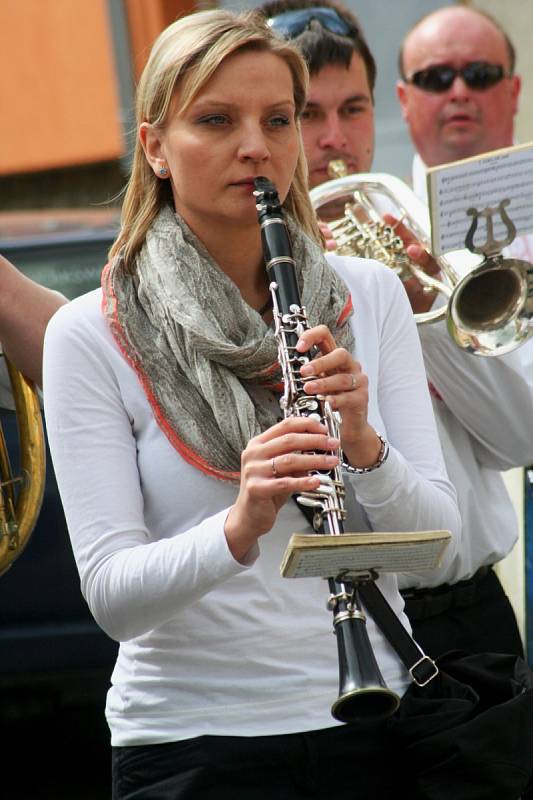 Mezi lidmi kolovaly koláčky, bílé víno a ovocná pálenka, mezi muzikanty si své barevné sukně a nadýchané rukávy upravovali stárci a stárky. Drnovické svatofloriánské hody doprovázela po celý víkend dechová kapela Voděnka.