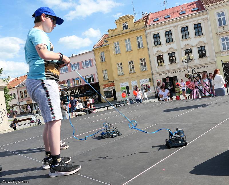 Při Majákovské akademii představily děti a mládež ukázky různých činností, kterým se věnují v kroužcích.