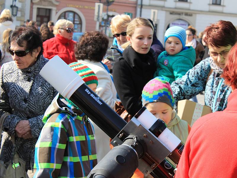 Zatmění Slunce pozorovaly na vyškovském náměstí desítky lidí. Přes diskety i svářečské brýle.