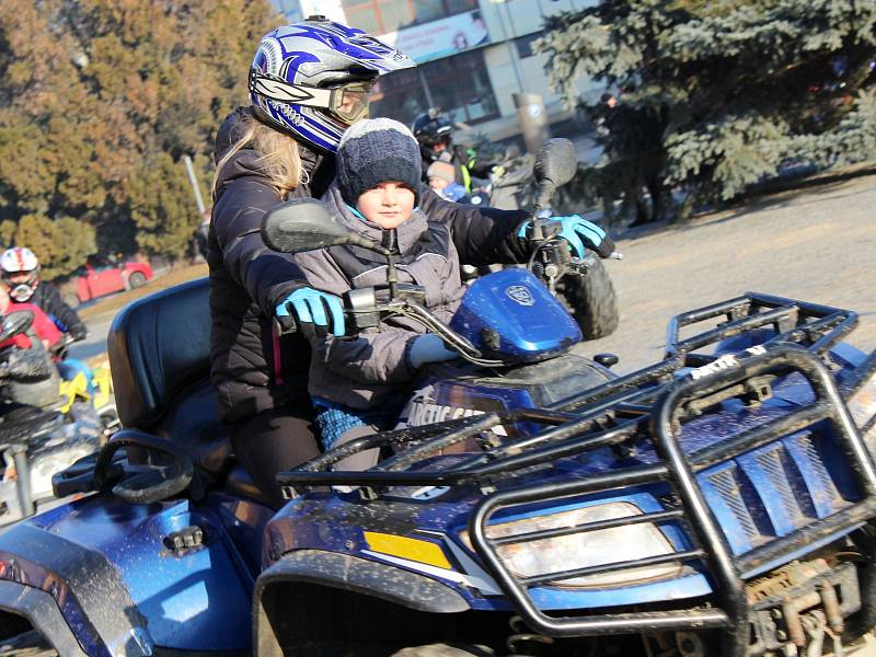 Nejvíc sice bylo na bučovickém náměstí Svobody slyšet čtyřkolky, dorazilo ale i několilk motorkářů. Kromě nich si akci užívaly i děti, které jezdci povozili.