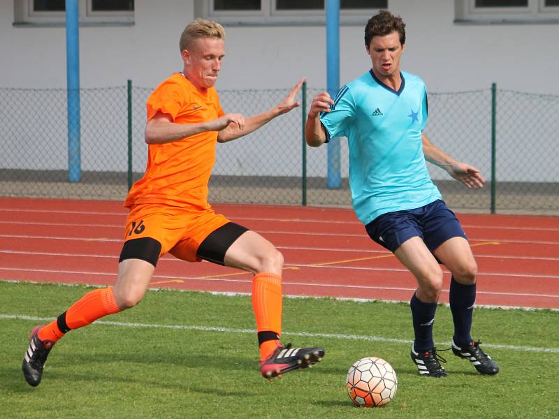 V předposledním kole krajského přeboru porazili fotbalisté Moravské Slavie Brno (modré dresy) Bučovice 5:1 a zachránili se v soutěži. Bučovice naopak sestupují.