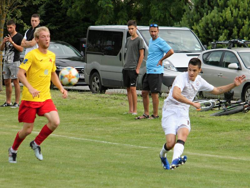 V přípravném utkání na hřišti ve Zbýšově porazili fotbalisté MFK Vyškov (bílé dresy) Hanáckou Slavii Kroměříž 2:0.