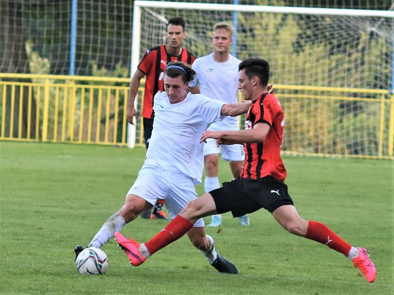 V 1. kole MOL Cupu vyhrál MFK Vyškov (světlé dresy) v Rohatci nad Hodonínem 2:1.