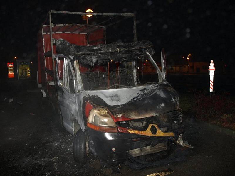 Noční přitápění zapálilo v úterý časně ráno kabinu slovenskému řidiči, který nocoval ve svém nákladním autě u benzínové stanice v Nesovicích. 