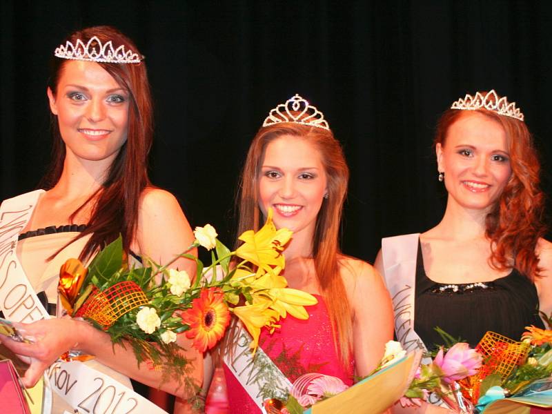 Cvičily zumbu, předvedly se ve svatebních šatech, nechyběla promenáda v plavkách. Miss Vyškov Open 2012 zná vítězku. Na casting přišlo na osmdesát dívek. Sebraly odvahu, bojovaly, ale jen desítka nejlepších v sobotu ve vyškovském Besedním domě okusila atm