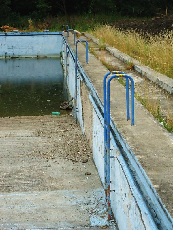 Budovy bývalého koupaliště v Křenovicích už jsou zbourané. Revitalizace areálu je úzce spjatá s projektem nedaleké obnovy mlýnského náhonu.