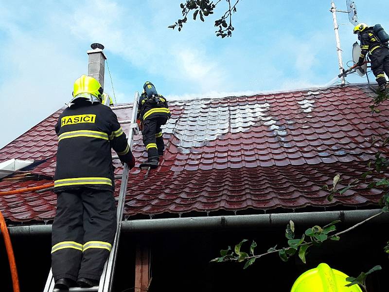 V Hlubočanech zasahovali hasiči při požáru střechy rodinného domu.