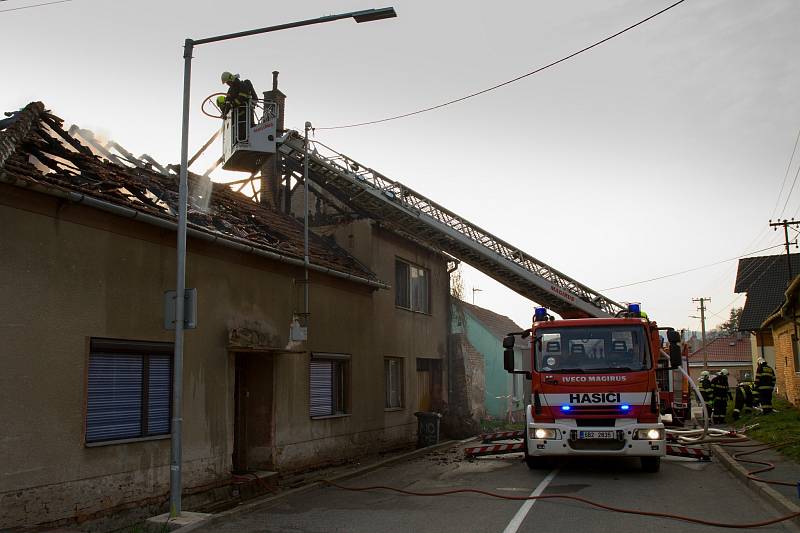 Tři vodní proudy muselo použít hned pět jednotek hasičů, které v úterý před pátou hodinou odpolední zasahovaly u požáru v Nemoticích. Hořela zde totiž střecha rodinného domu.