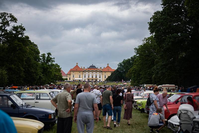 Stovky nablýskaných starých vozů a motocyklů mohli vidět návštěvníci ve slavkovském parku.