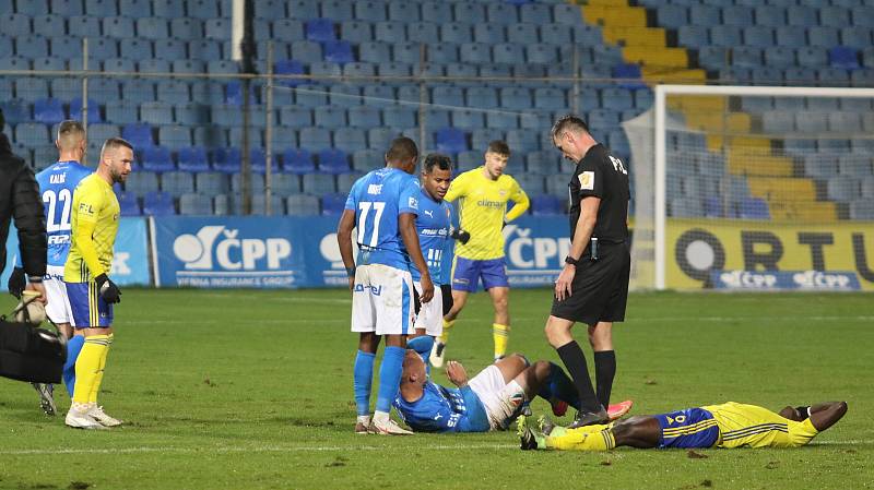 Fotbalisté Zlína (žluté dresy) hráli doma s Baníkem Ostrava 2:2. Zápas sledoval jen omezený počet diváků.